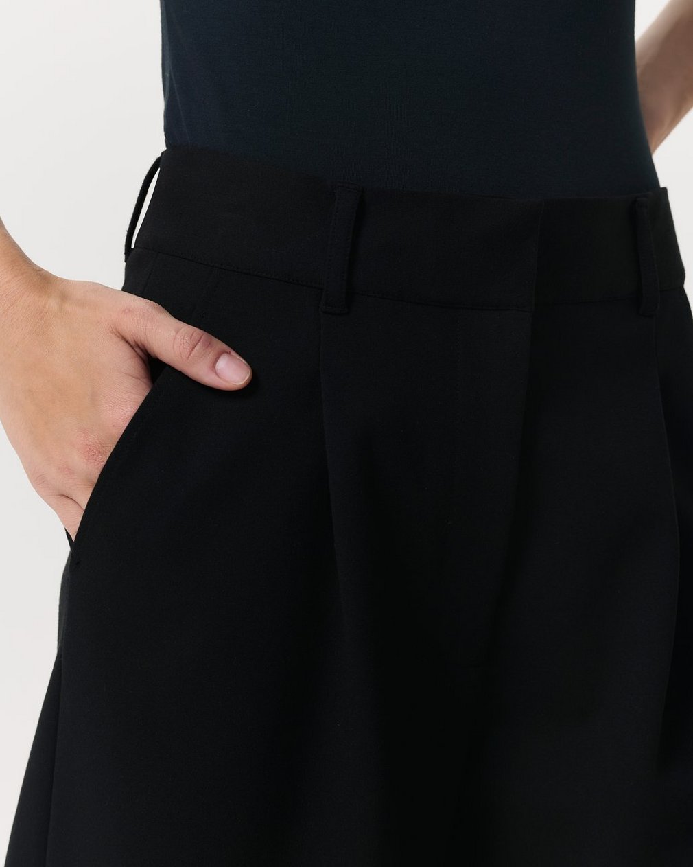 Irina Wide-Leg Shorts Black - Image 4