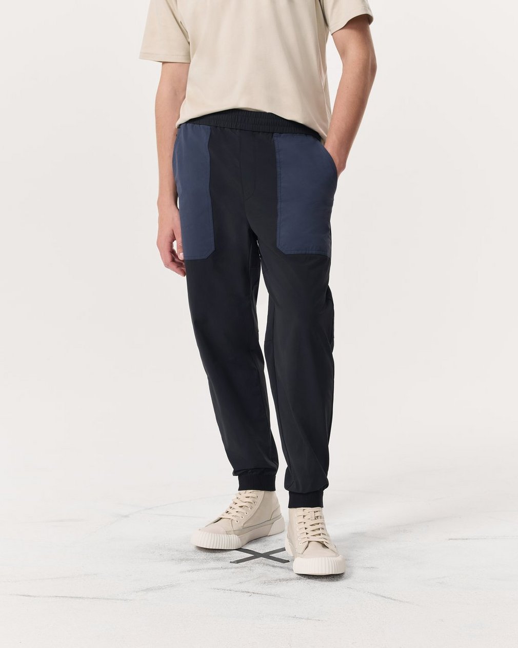 Robert Color-Blocked Jogger Pants Jet Black - Image 3